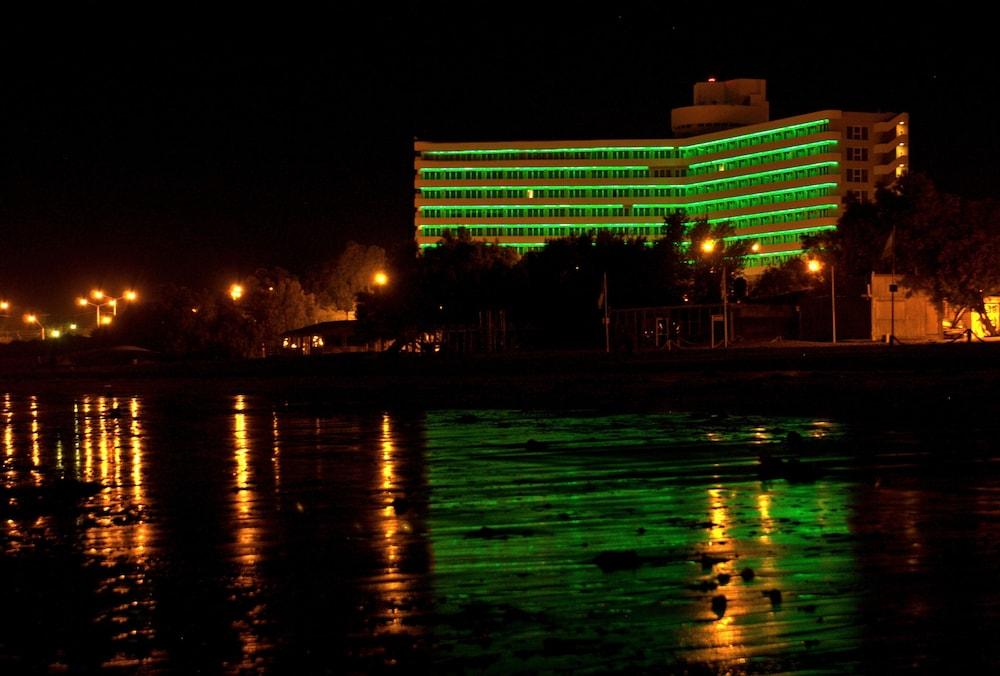 Rayentray Grand Hotel Puerto Madryn Buitenkant foto