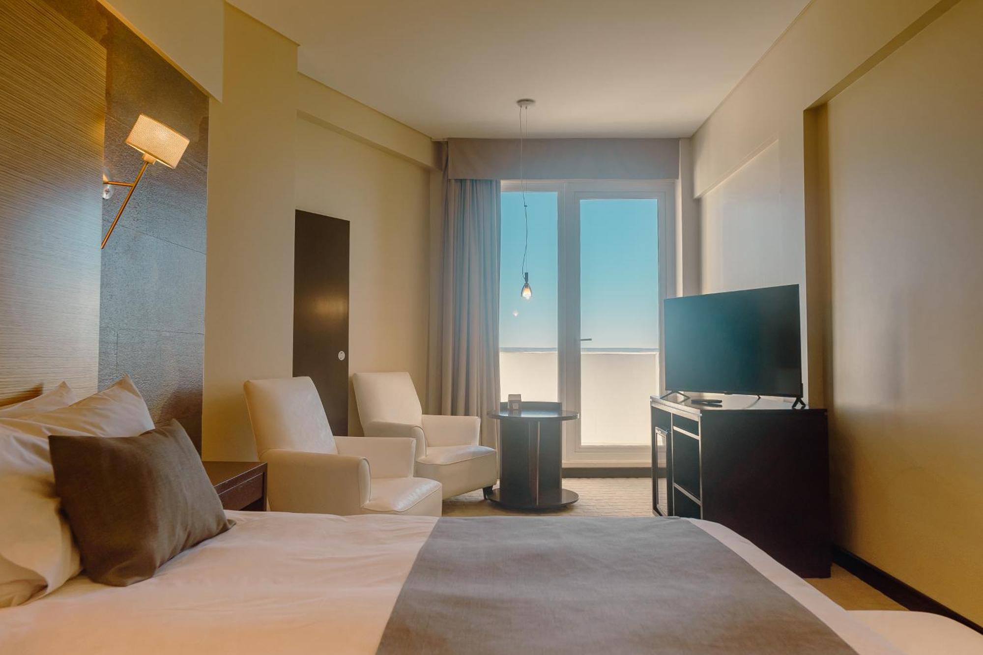 Rayentray Grand Hotel Puerto Madryn Buitenkant foto
